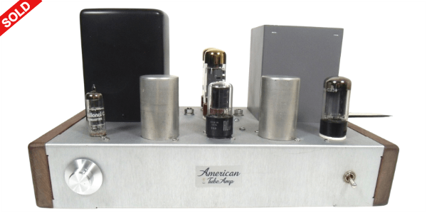 Front view of simple monobloc tube amp.